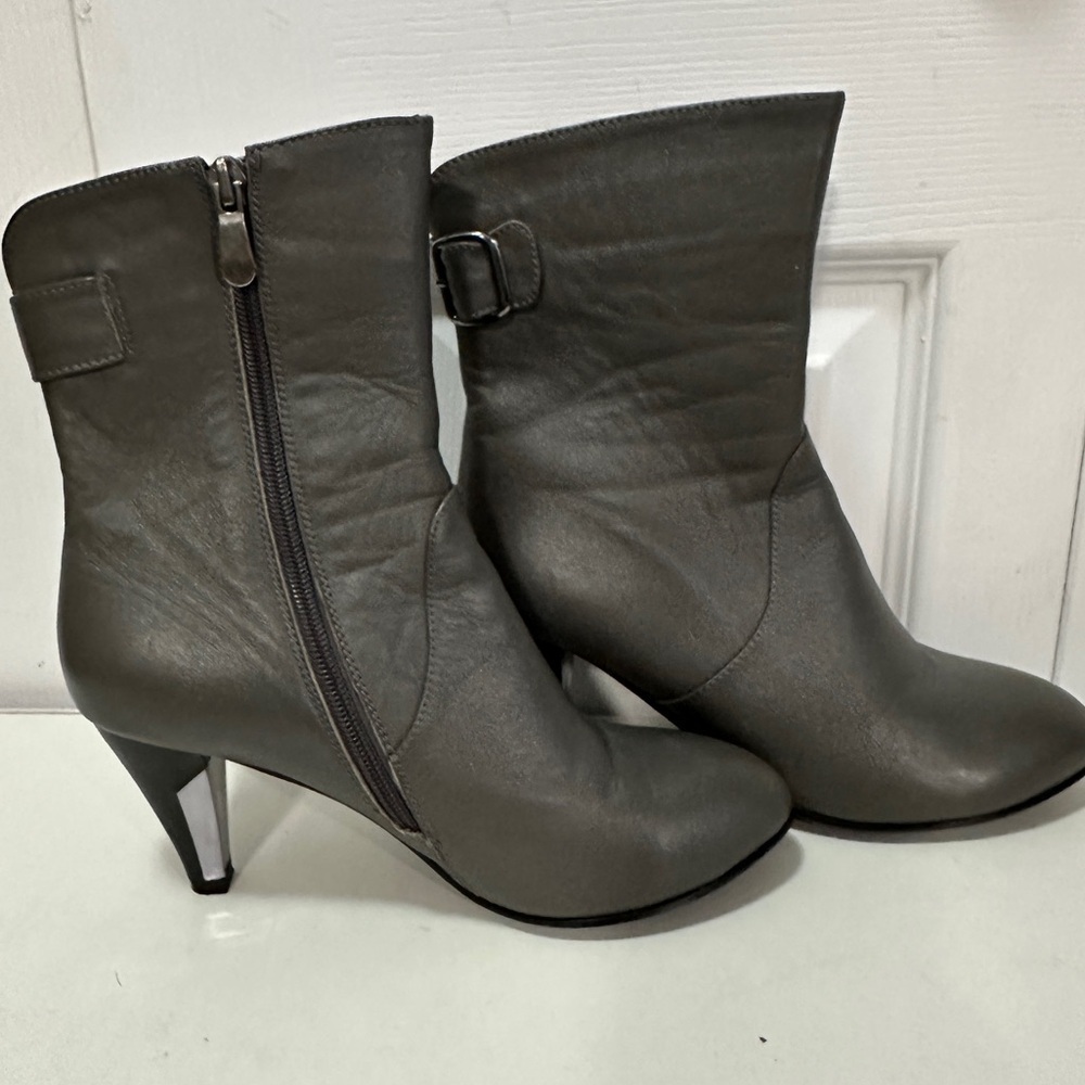 Elegant Gray Leather Boots Sz#8 - Picture 6 of 9